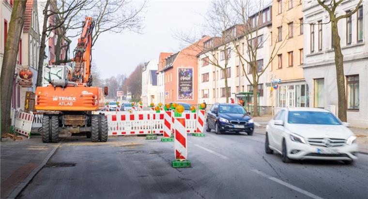 Abgesackte Fahrbahn in der Weserstraße: Aktuell laufen die Arbeiten zur Sanierung des betroffenen Abschnitts in Bremerhaven-Wulsdorf.