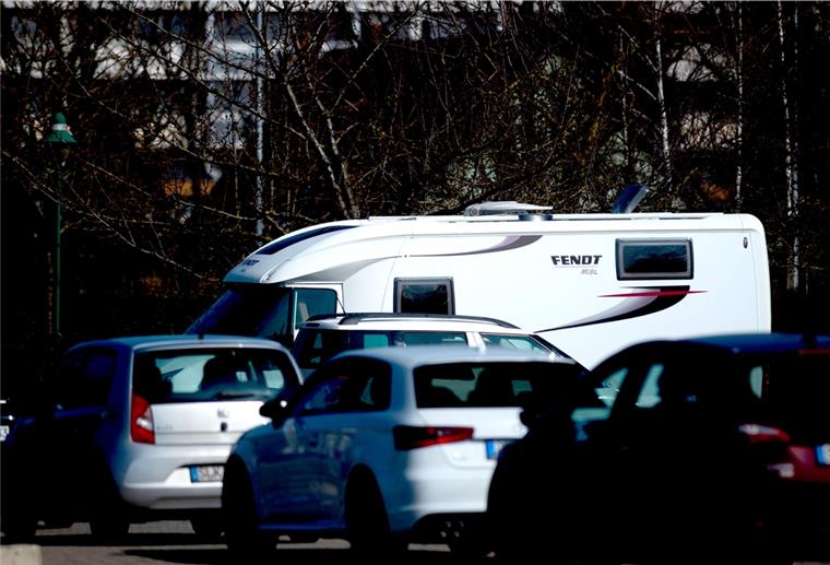 Wohin mit dem Reisemobil im Winter? Abgestellt im Wohngebiet: Wer sein Reisemobil in der kalten Jahreszeit auf offener Straße stehen lassen möchte, hat einiges zu beachten.