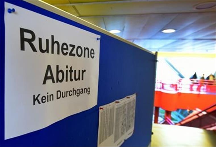 Abitur in der Sporthalle „Abitur – Bitte Ruhe!“ Darum bitten Prüflinge Jahr für Jahr, wenn sie über ihren Aufgaben brüten. Die Ruhe ist in diesem Jahr wohl das geringste Problem, denn die Schulen sind leer, wenn die Prüfungen geschrieben werden. Am Kivinan-Bildungszentrum geschieht das in der Turnhalle.