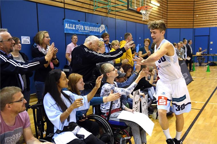 Eisbären Bremerhaven machen beim "Tag der Fans" Lust auf mehr Abklatschen mit den Fans. Eisbären-Talent Vincent Friederici genießt beim "Tag der Fans" das Bad in der Menge.
