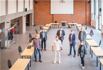 Abnahme der Beverstedter Feldhofhalle nach einjähriger Sanierung (von links) : Harald Michaelis, Lienhard Varoga, Ilhan Durmush, Gunnar Böse, Bürgermeister Guido Dieckmann, Andreas Heins und Claudia Butzkies.