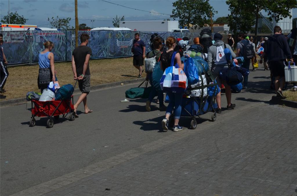 Abreise am Sonntag: Zahlreiche Deichbrand-Besucher bringen ihre Sachen zu den Pa...