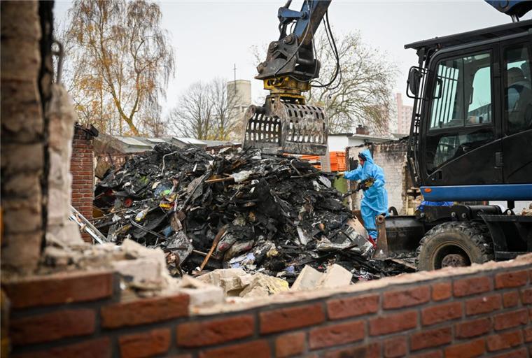 Bremerhaven: Neubau für abgebrannte Kita lässt auf sich warten Abriss der abgebrannten Michaelis-Kita.