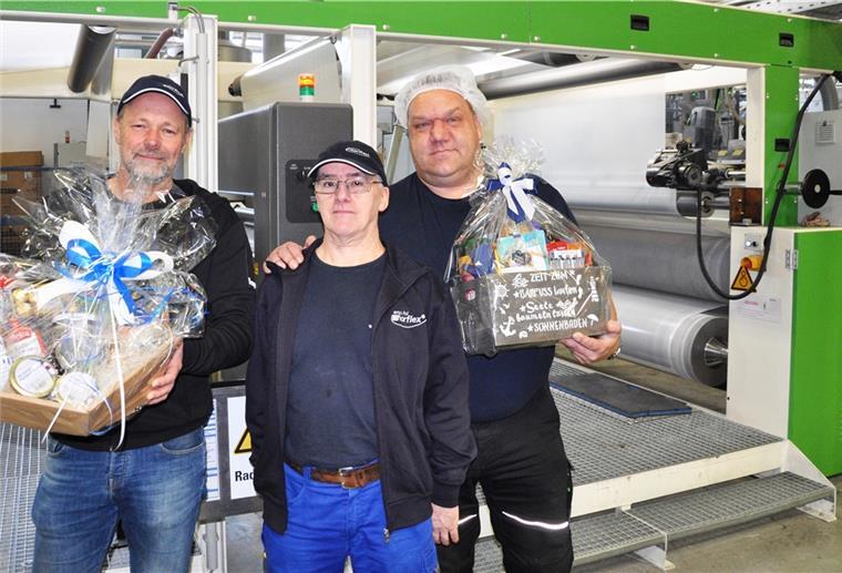 Ein Nordenhamer Weltmarktführer mit zwei Dutzend Mitarbeitern Abschied nach 42 Jahren: Hans-Hermann Röhl (Mitte) hatte am Freitag seien letzten Arbeitstag bei Norflex. Auf dem Foto verabschieden ihn Vertriebsleiter Thomas Dobrick (links) und Betriebsleiter Marco Drochner.