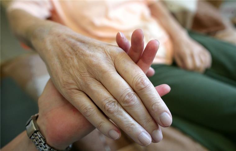 Seelsorger helfen auf dem letzten Weg Abschied nehmen ist Teil des Alltags in Krankenhäusern. Seelsorger und Pflegepersonal unterstützen Betroffene.