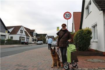 „Absolut sinnvoll“, findet Anja Bressem die Reduzierung auf Tempo 30 in mehreren Straßen in Spaden. Aus ihrer Sicht, sollte generell in Orten Tempo 30 vorgeschrieben sein. Sie selbst ist regelmäßig mit ihrer Hündin Anna zum einkaufen in Spaden unterwegs. 