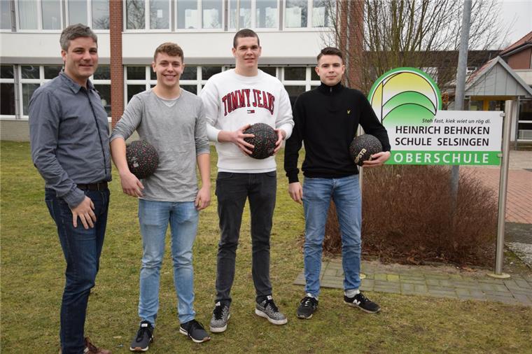 Selsingen: Freiwilliges Soziales Jahr in der Oberschule kommt an Absolvieren ihr Freiwilliges Soziales Jahr (FSJ) an der Oberschule in Selsingen im Sportbereich (von rechts): Franzson Brunckhorst, Benno Kronfeld und Colin Galda. Ihr Mentor ist der Didaktische Leiter Timo Brokmann.