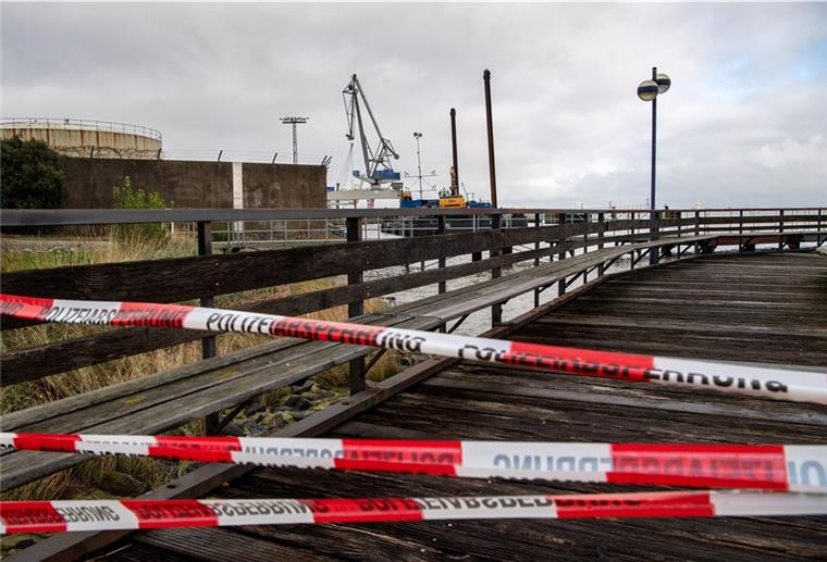 Warum das Castor-Schiff immer noch nicht in Nordenham ist Nordenhamer Hafen, Flatterband, Polizeiabsperrung.