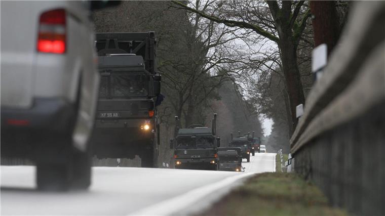 Britische Streitkräfte fahren durch Niedersachsen und NRW Abstand halten. Auf den Straßen in Niedersachsen und NRW sind bald solche Militärfahrzeuge unterwegs. (Handoutfoto)