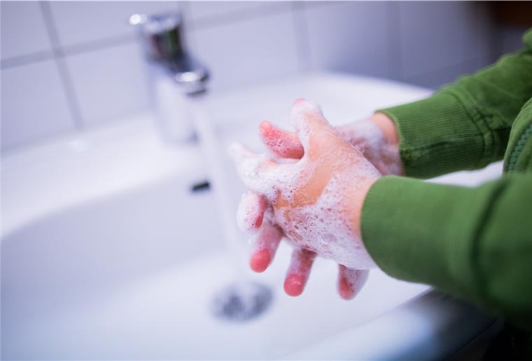 Weniger Neuinfektionen, aber über 300 Tote gemeldet Ein Kind wäscht sich die Hände.