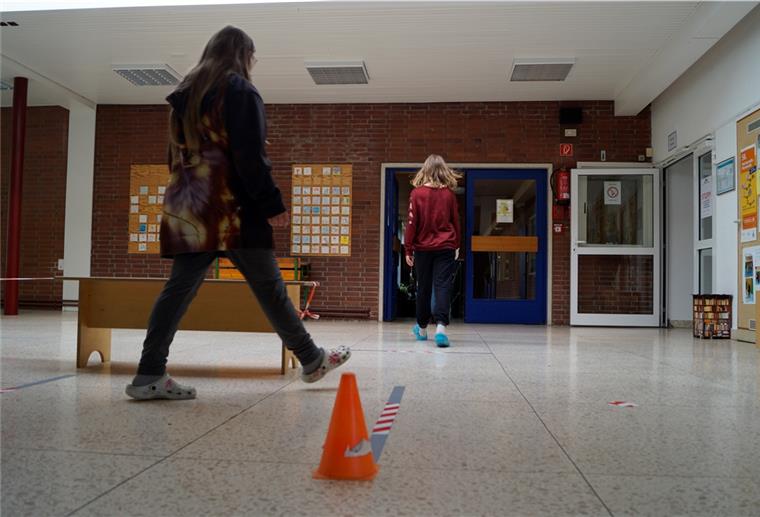 Viertklässler freuen sich über Ende der „Corona-Ferien“ Abstand halten lautet die Devise in Corona-Zeiten. Das gilt auch in der Grundschule Lunestedt. Seit Montag gehen die vierten Klassen wieder in die Schule.