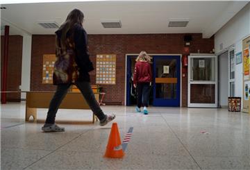 Abstand halten lautet die Devise in Corona-Zeiten. Das gilt auch in der Grundschule Lunestedt. Seit Montag gehen die vierten Klassen wieder in die Schule.