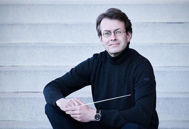 Dirigent auf drei Meter Abstand Abstand halten zu den Musikern, aber wieviel? 1,5 bis 2 Meter sagen die Charité-experten, die Versicherung fordert 3 Meter. Foto Kikkas