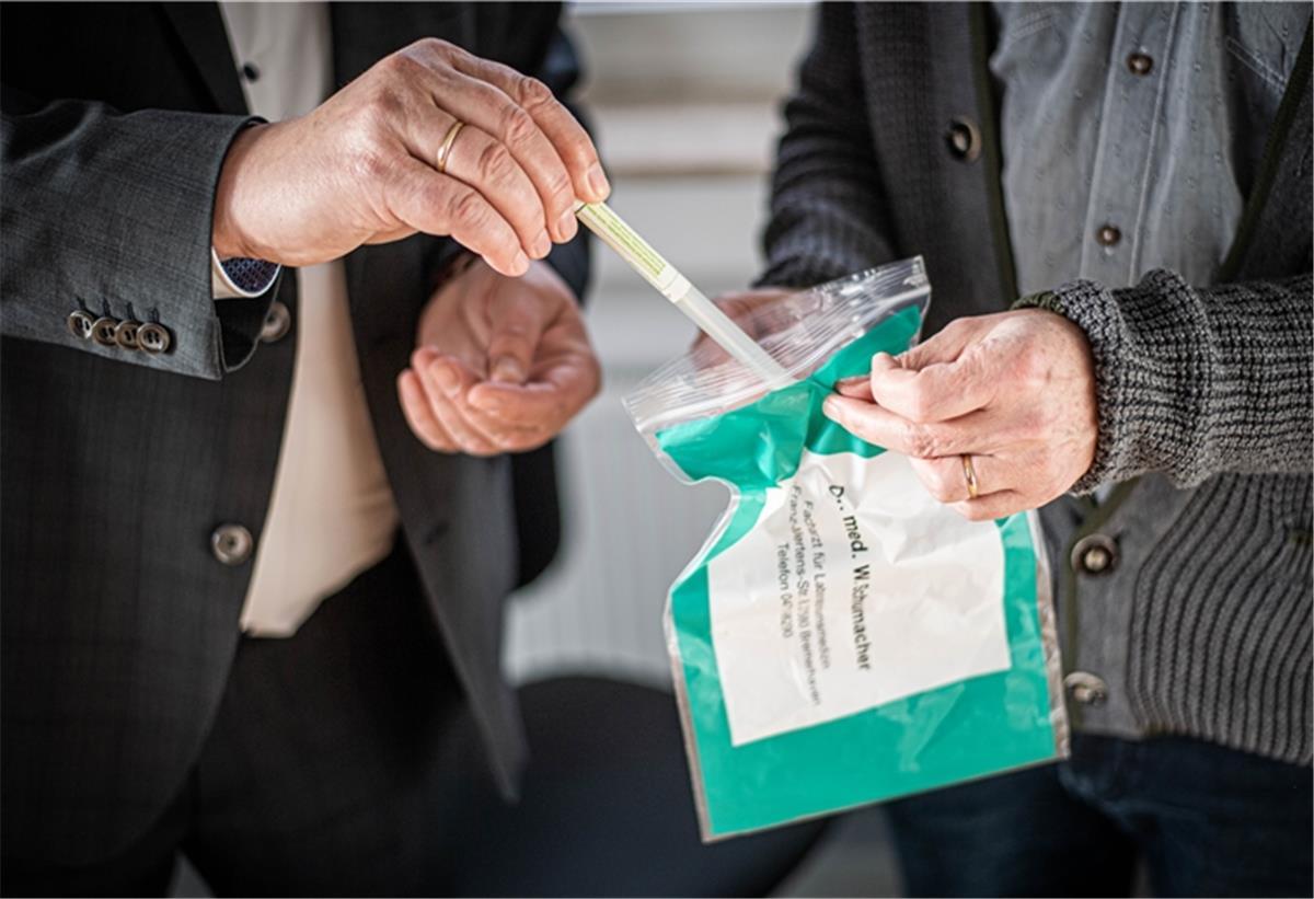 Bremerhaven: Mehr Corona-Tests erwartet Abstriche von Corona-Verdachtsfällen werden im Labor Dr. Schumacher in Bremerhaven analysiert.