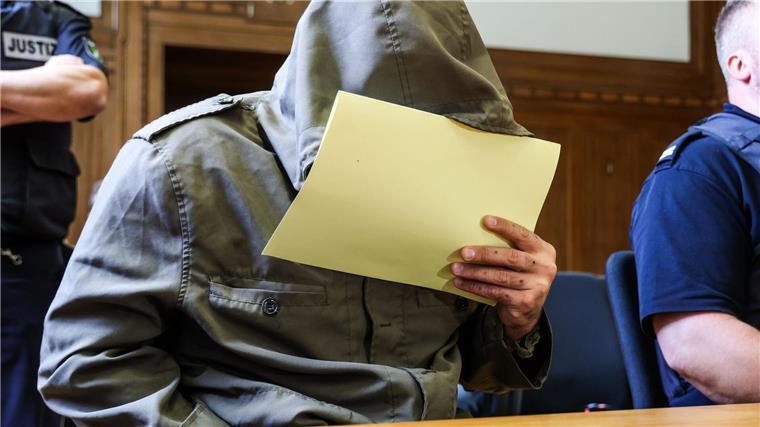Ausweisung von Ex-IS-Deutschland-Chef – Urteil rechtskräftig Abu Walaa, früherer IS-Statthalter in Deutschland, sitzt im Gerichtssaal am Verwaltungsgericht in Düsseldorf. (Archivbild)