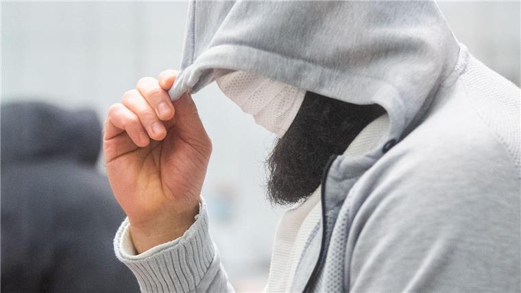 Ex-IS-Deutschland-Chef scheitert mit Antrag gegen Ausweisung Abu Walaa, mutmaßlicher Anführer der Terrormiliz Islamischer Staat (IS) in Deutschland, steht im Oberlandesgericht hinter einer Glasscheibe.