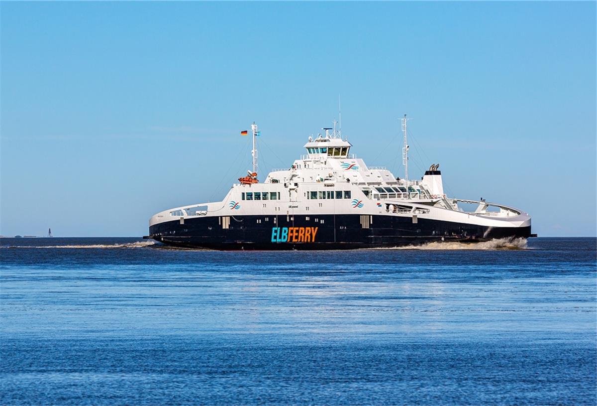 Abwechslung vom Alltag: An Bord der „Greenferry I“ können sich Passagiere während eines fast dreistündigen Törns hin und zurück die frische Seeluft der Elbmündung um die Nase wehen lassen.