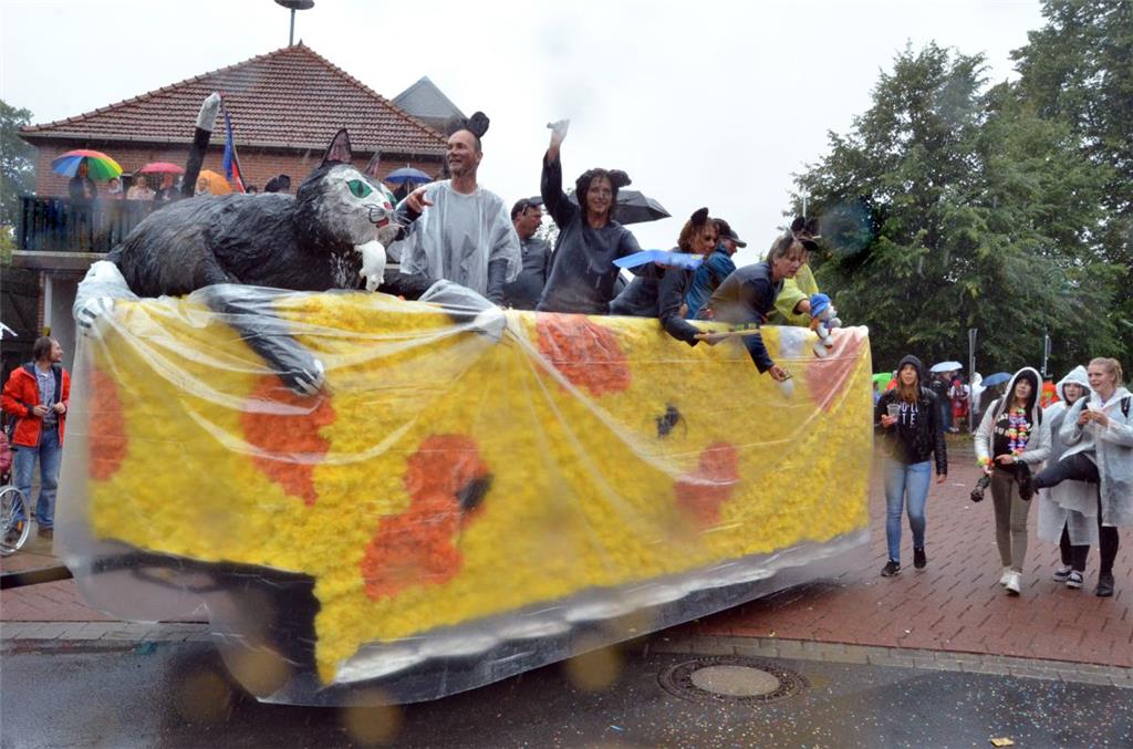 Abwechslungsreicher Festumzug in Dedesdorf: Bei manchen Festwagen stand die kuns...