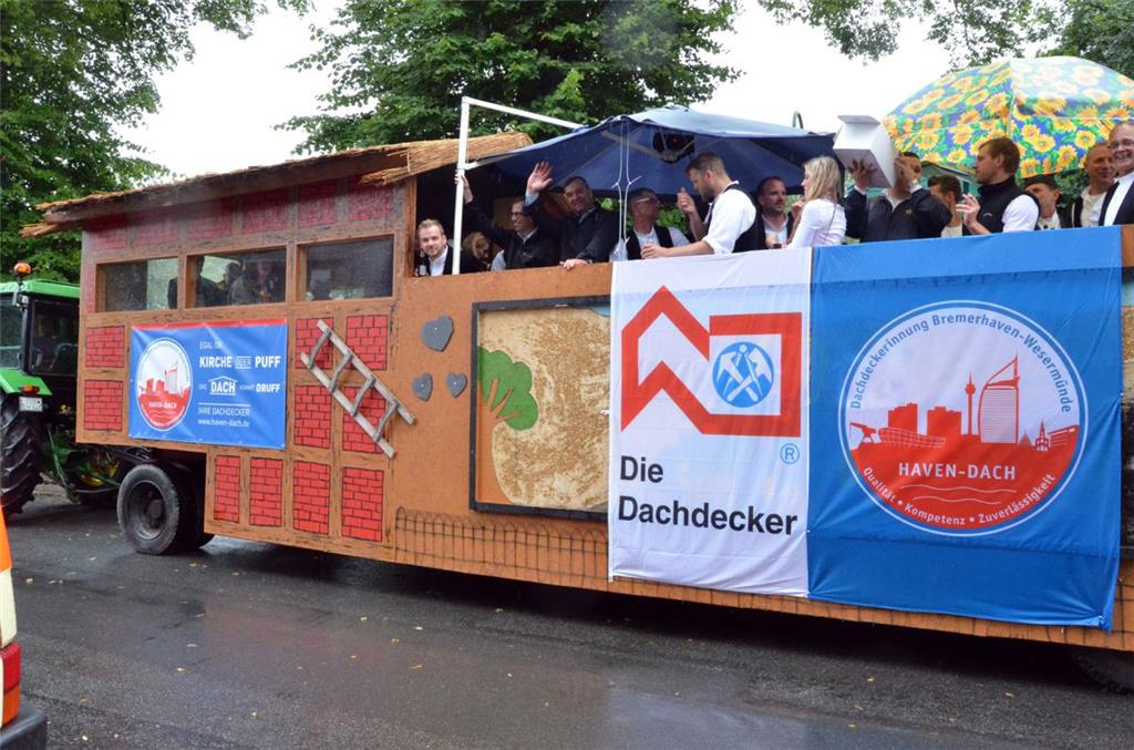 Abwechslungsreicher Festumzug in Dedesdorf: Bei manchen Festwagen stand die kuns...