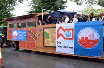 Abwechslungsreicher Festumzug in Dedesdorf: Bei manchen Festwagen stand die kuns...