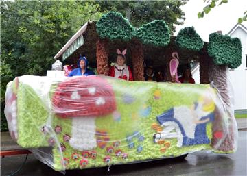 Abwechslungsreicher Festumzug in Dedesdorf: Bei manchen Festwagen stand die kuns...