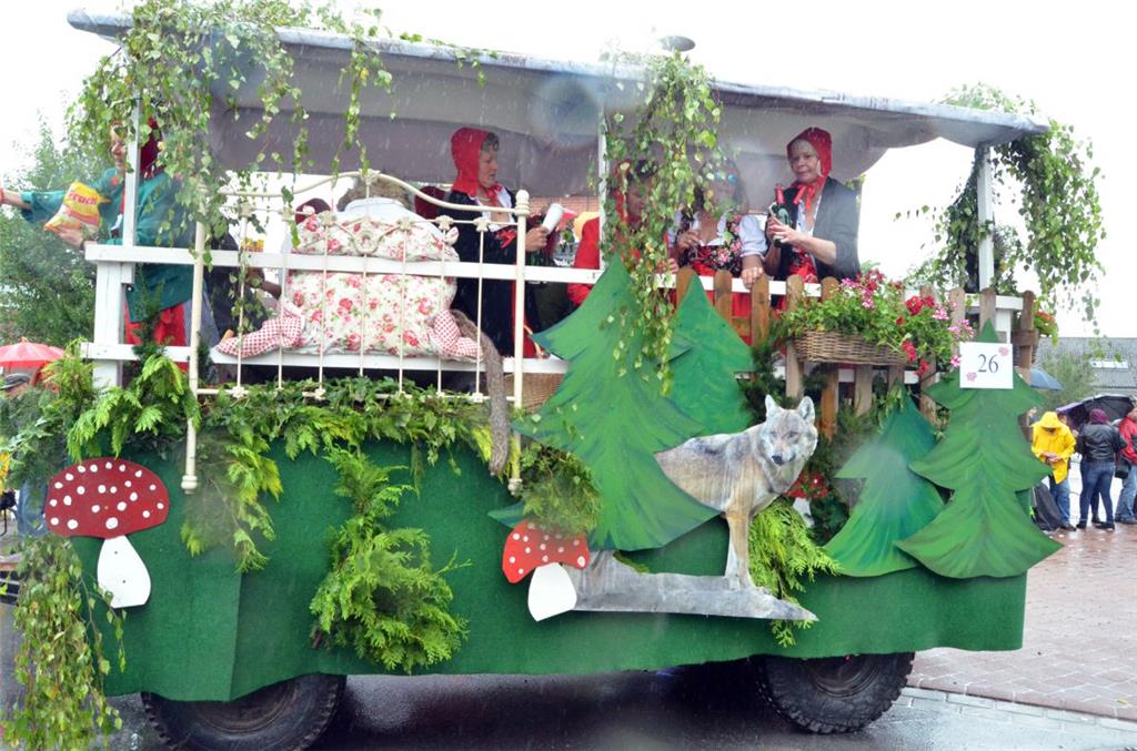 Abwechslungsreicher Festumzug in Dedesdorf: Bei manchen Festwagen stand die kuns...