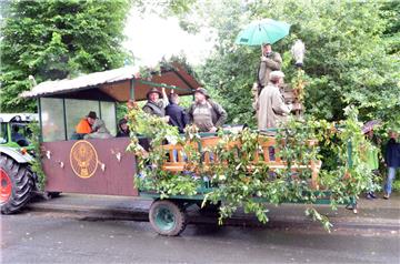 Abwechslungsreicher Festumzug in Dedesdorf: Bei manchen Festwagen stand die kuns...