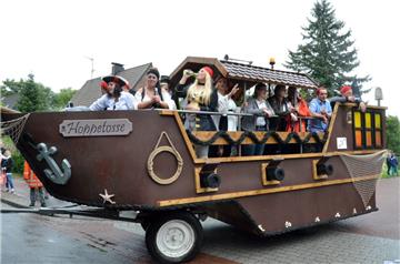 Abwechslungsreicher Festumzug in Dedesdorf: Bei manchen Festwagen stand die kuns...