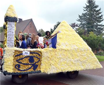 Abwechslungsreicher Festumzug in Dedesdorf: Bei manchen Festwagen stand die kuns...