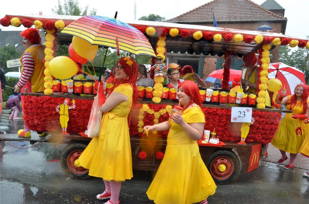Abwechslungsreicher Festumzug in Dedesdorf: Bei manchen Festwagen stand die kuns...