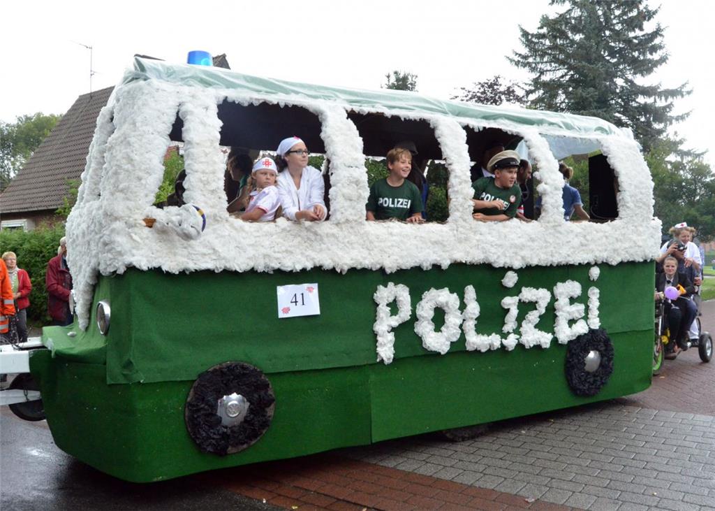 Abwechslungsreicher Festumzug in Dedesdorf: Bei manchen Festwagen stand die kuns...