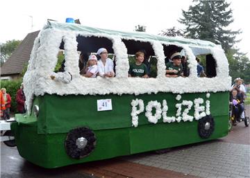 Abwechslungsreicher Festumzug in Dedesdorf: Bei manchen Festwagen stand die kuns...
