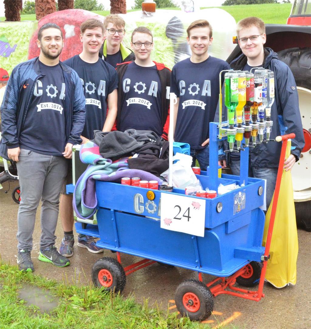 Abwechslungsreicher Festumzug in Dedesdorf: Bei manchen Festwagen stand die kuns...