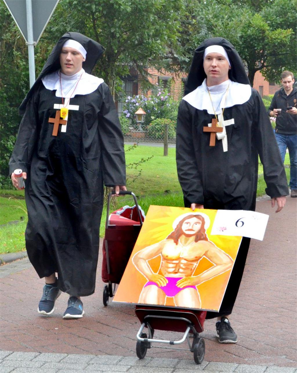 Abwechslungsreicher Festumzug in Dedesdorf: Bei manchen Festwagen stand die kuns...