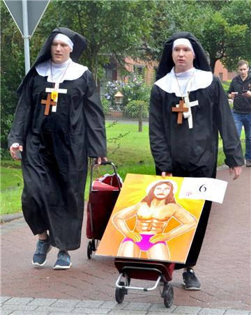 Abwechslungsreicher Festumzug in Dedesdorf: Bei manchen Festwagen stand die kuns...