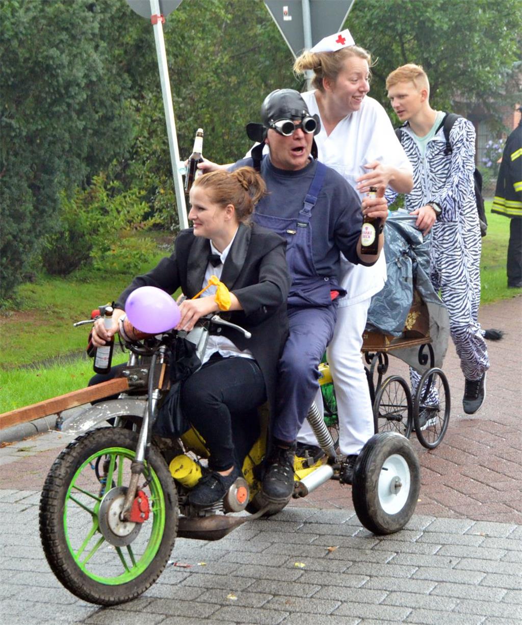 Abwechslungsreicher Festumzug in Dedesdorf: Bei manchen Festwagen stand die kuns...