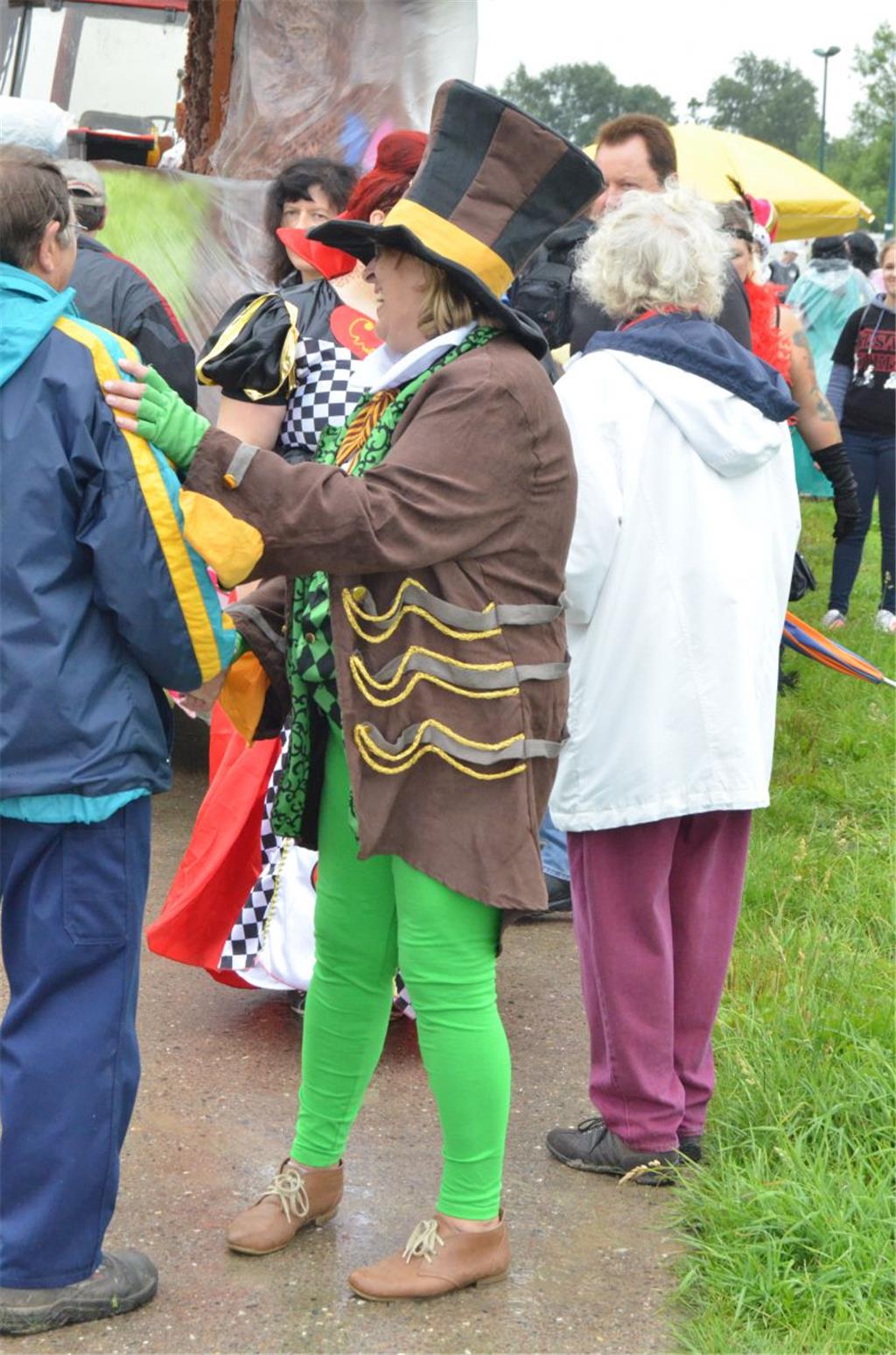 Abwechslungsreicher Festumzug in Dedesdorf: Bei manchen Festwagen stand die kuns...