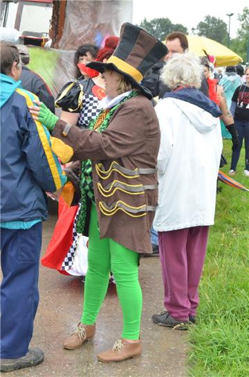 Abwechslungsreicher Festumzug in Dedesdorf: Bei manchen Festwagen stand die kuns...