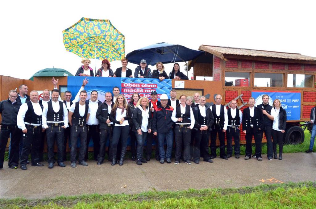 Abwechslungsreicher Festumzug in Dedesdorf: Bei manchen Festwagen stand die kuns...