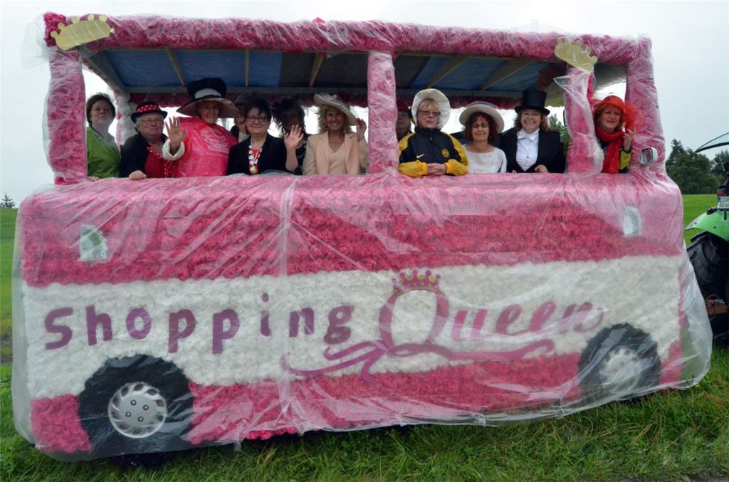 Abwechslungsreicher Festumzug in Dedesdorf: Bei manchen Festwagen stand die kuns...