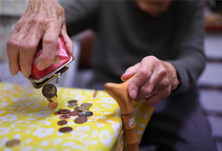 Abzüge über Abzüge: Für viele Rentner bleibt nicht mehr allzu viel Geld zum Leben übrig.