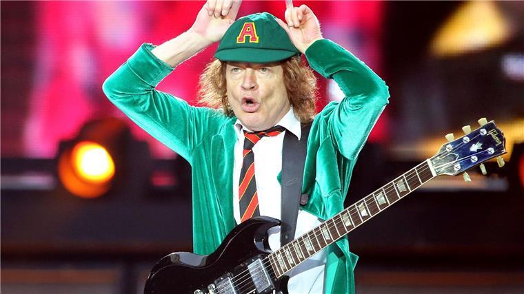Zurück auf dem „Highway To Hell“: AC/DC kommen nach Europa AC/DC-Leadgitarrist Angus Young gestikuliert beim Konzert von AC/DC in der Red Bull Arena.