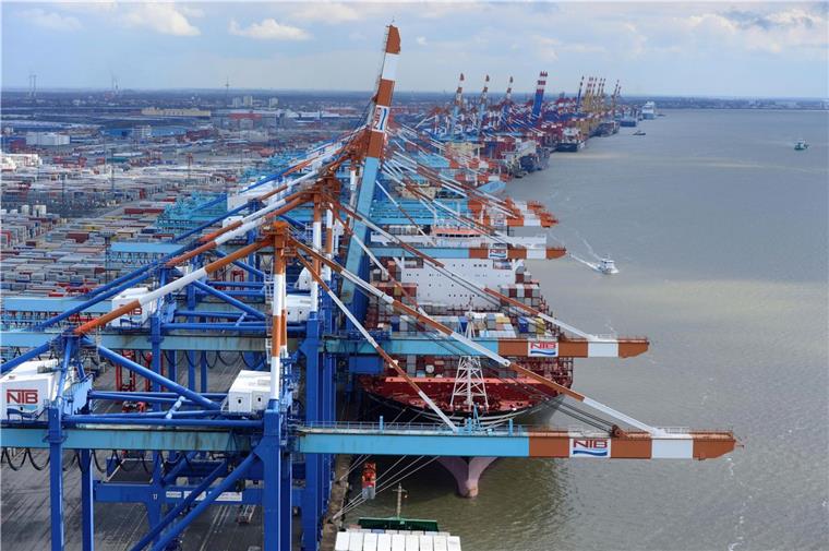 Schock im Hafen: Wieder ein Riss an einer Containerbrücke Schock im Hafen: Acht Containerbrücken sind an der Stromkaje stillgelegt worden, nachdem erneut ein Riss im Stahl festgestellt wurde. Vor einem Jahr war bei einer Brücke der gleichen Baureihe ein Ausleger abgebrochen.