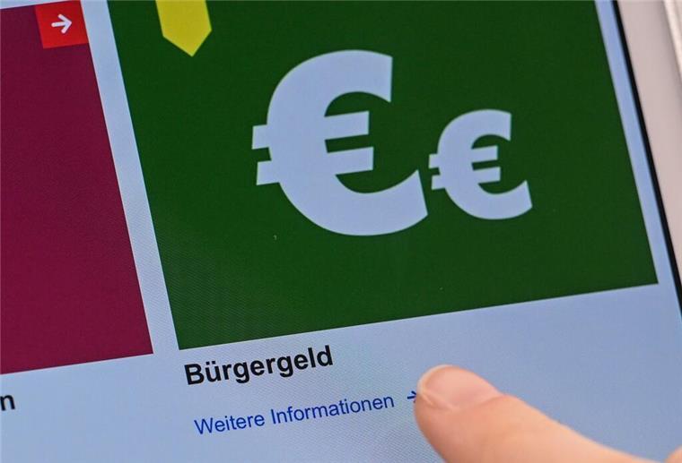 Bürgergeld endet! So erhalten Betroffene weiter ihr Geld Auf einem Display in einem Jobcenter werden Onlineangebote rund um das Bürgergeld abgerufen.