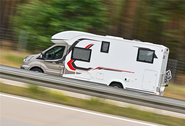 Neue Wohnmobil-Regel gilt ab Juni! Das müssen Camper jetzt beachten Ein Wohnmobil ist auf der Autobahn 13 unterwegs.