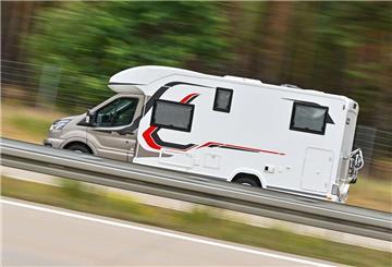 Ein Wohnmobil ist auf der Autobahn 13 unterwegs.