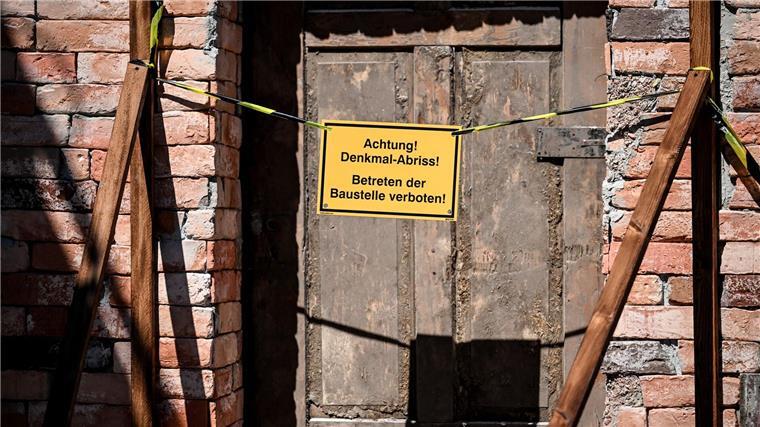 „Schwarzbuch“: Stiftung beklagt verlorene Denkmale Achtung Denkmal? Schutz schützt historische Gebäude nicht immer vor Abriss.