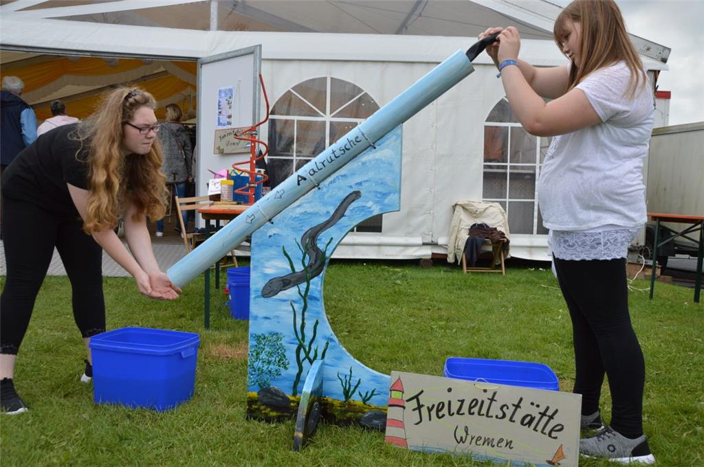 Achtung, fertig und ab geht&apos;s durch die Aalrutsche .Foto: Malekaitis