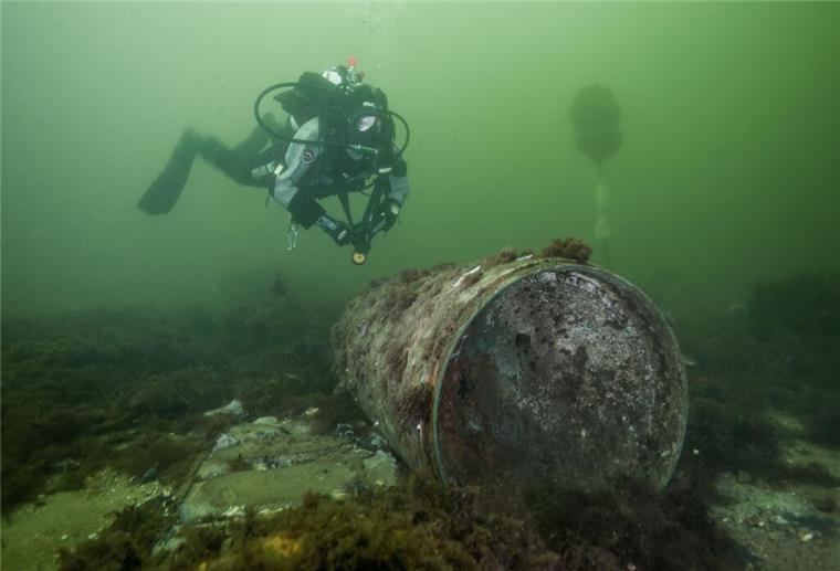 TNT verseucht die Nordsee: Wie rostige Granaten Fische und Verbraucher vergiften Ein Taucher vom Forschungstauchzentrum der Universität Kiel nähert sich in der Kolberger Heide in der Ostsee einem versenkten Munitionsrest (zu dpa: «Munitionsberge rosten in Nord- und Ostsee – was tun?»)