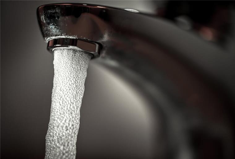 Legionellen im Wasser: Was hilft nach längerer Abwesenheit? ARCHIV - Achtung, Keime: Stand das Wasser länger als drei bis sieben Tage still, sollte man Kalt- und Warmwasser mindestens fünf Minuten laufenlassen. (zu dpa: «Legionellen im Wasser: Was hilft nach längerer Abwesenheit?») Foto: Felix Kästle/dpa/dpa-tmn - Honorarfrei nur für Bezieher des dpa-Themendienstes +++ dpa-Themendienst +++